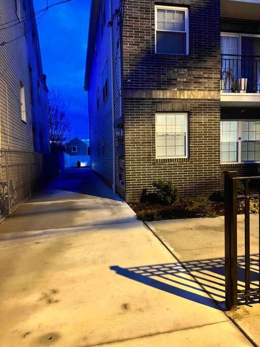 Luxury **Cozy• 2 Bedroom 2 Min. From Ewr / Newark Downtown エクステリア 写真
