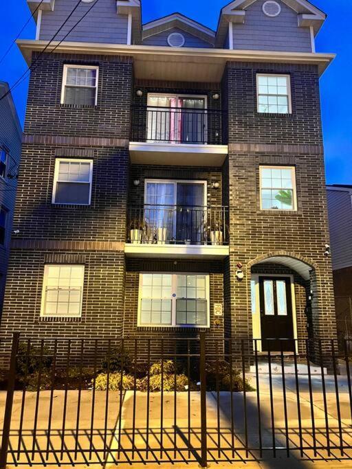Luxury **Cozy• 2 Bedroom 2 Min. From Ewr / Newark Downtown エクステリア 写真